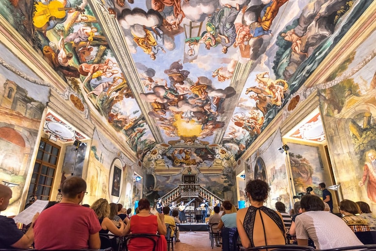 Viteška dvorana v gradu Brežice - prizorišče festivala Sevicq 
