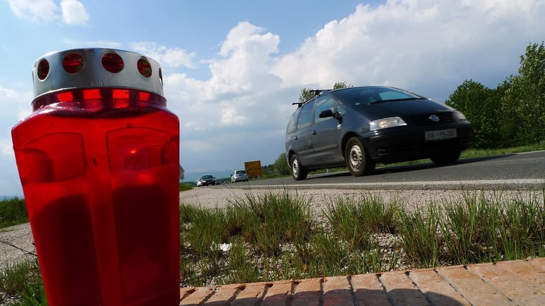 Obtoženi se ne spominja, kako hitro je pred nesrečo vozil, na sodišču pa je priznal, da je tisti dan užival alkoholne pijače. 