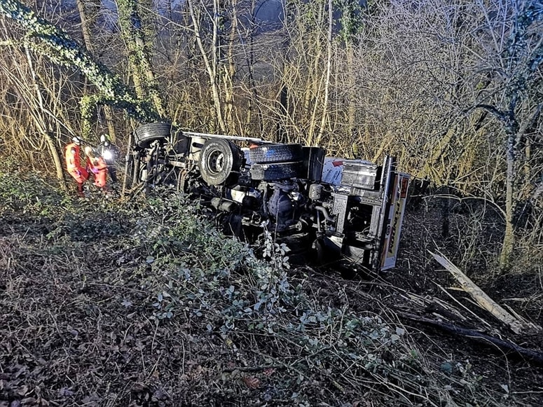 Med vožnjo se je cisterna prevrnila in končala med drevjem. 