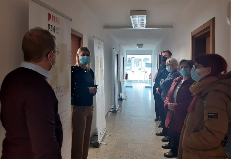 Udeležence odprtja razstave je pozdravila direktorica PAM mag. Nina Gostenčnik, arhivska svetovalka.
