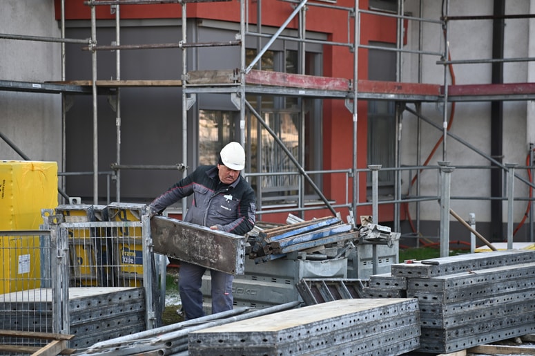 Zaradi pomanjkanja ustreznega kadra številna delovna mesta zasedajo tujci. 