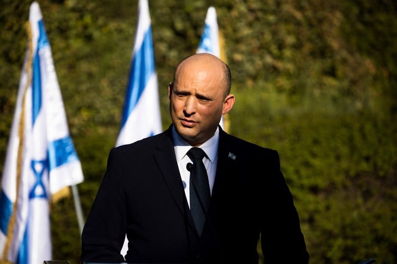 Izraelska vojska je napadla poslopje, kjer so delali na raketah, in oporišča Hamasa ob meji, je povedal Benet.
