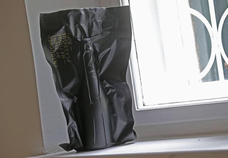 Untouched by Light je prvo peneče vino na svetu, ki se proizvaja in okuša v temi.