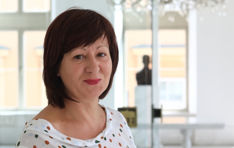 Diana Koloini: "Šola za žene na prvi pogled sodi v neki stari svet, a to je svet, v katerega spada hotenje, da bi ženskam omejili pravico do razpolaganja s svojim telesom, o tem pa danes žal ponovno govorijo."
