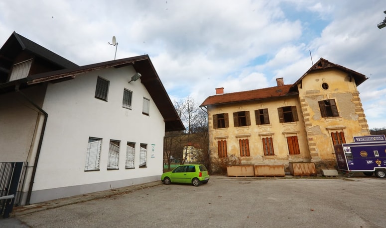 Stavbi v Mladinski ulici bo za 84.263 evrov porušilo podjetje Senmed. 