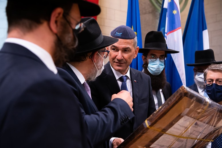 Janez Janša v Strasbourgu ob prejemu nagrade za izkazano prijateljstvo do judovske skupnosti in Izraela. 
