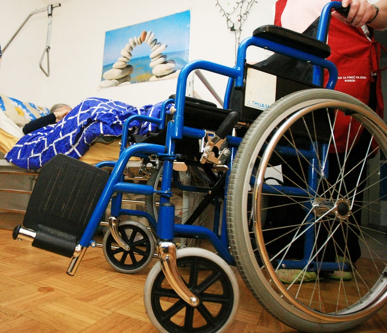 Po zaključeni hospitalizaciji se marsikateri starejši bolniki znajdejo v stiski, ko brez ustrezne pomoči ne morejo več domov. 