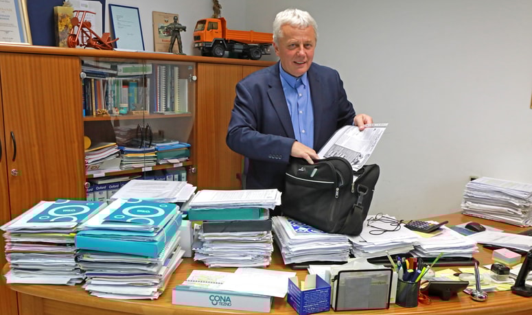 Gorazd Bende: "Mlade smo (pre)zadolžili za naslednje generacije, zato bi jim bilo prav dati možnost, da tudi o čem odločajo. Njihov nahrbtnik je namreč, še preden bodo dobili prvo službo, že precej težek." 