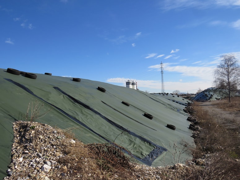 Kupi zemlje z nevarnimi odpadki ob železniški progi v Celju 