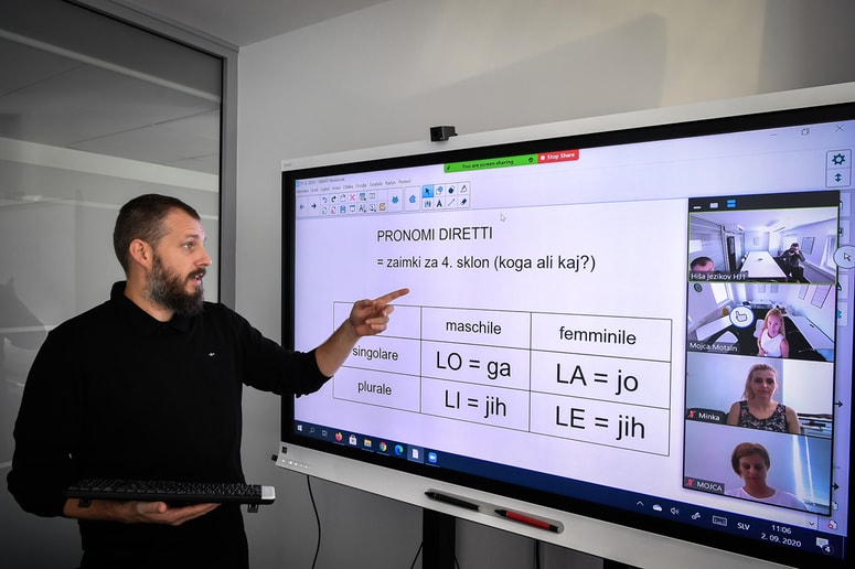 Hiša jezikov ima že leta popolnoma digitalizirane učilnice, zato jim prehod izobraževanja od fizične oblike k delu na daljavo z vidika tehnologije ni pomenil večje težave. 