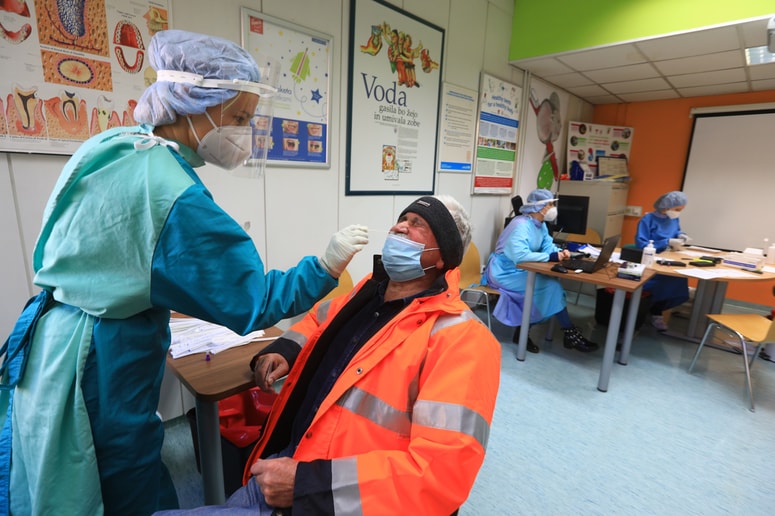 Gneče ni tudi zato, ker na Partizanski 14a delujejo tri odvzemna mesta.