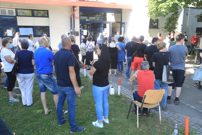 Najbolj zagreti so na cepljenje pred dvorano UŠC Maribor čakali že dve uri pred odprtjem cepilnega centra