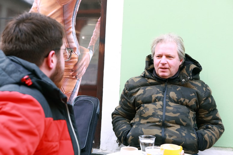 "Stroške pokrijem, Maribor je glede tega kar precej ziher. Predvsem decembra so dobri zaslužki, sploh ko se prižgejo lučke, je drugačen občutek, tudi sicer pa ljudje vedno prispevajo," pove ulični glasbenik Srečko Konec. 
