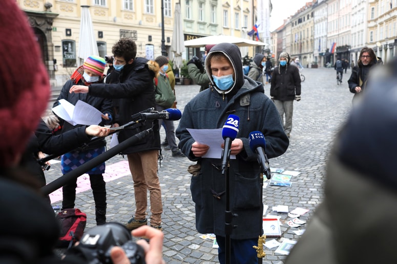 Glavna fotografija članka:Odziv uporabnikov AT Rog na evikcijo: Napovedali so vojno in pomembno je, da to razumemo