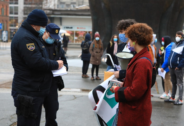 Glavna fotografija članka:"Obstajajo pričevanja, ko je bilo policiste sram, da so to počeli." Opozicija želi odgovore glede političnega vmešavanja v delo policije