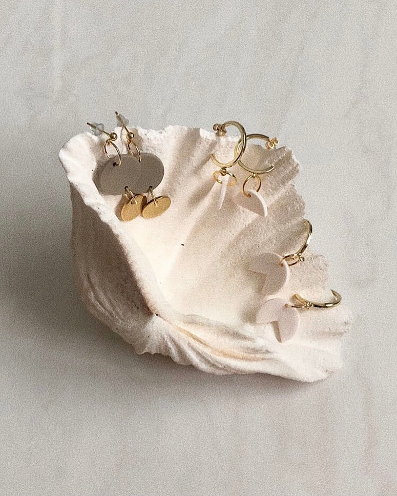 Uhani pod znamko Jellek so minimalistični, preprostih oblik. 