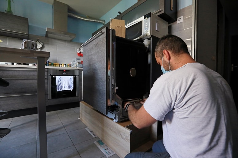 Serviserji in obrtniki za hišna popravila so drag(ocen)i. 