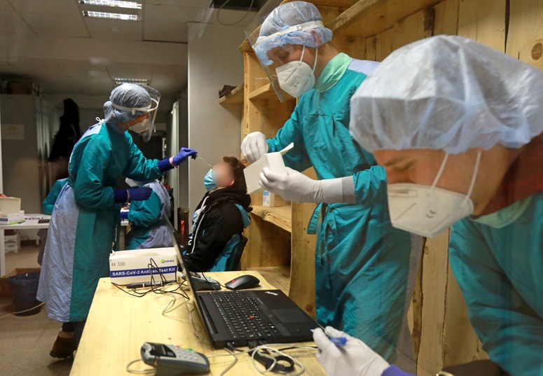 Nekateri, ki so hitro potrebovali test, so se konec tedna testirali kar pod pohorsko vzpenjačo, več v soboto kot na praznik. 