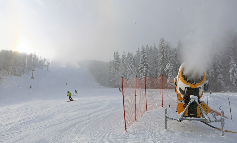 Maribor - mariborsko Pohorje - Areh - smučanje - reportaža - smučarja - 6 sedežnica Pisker 2 - Proga Cojzerica - snežni top -  - 