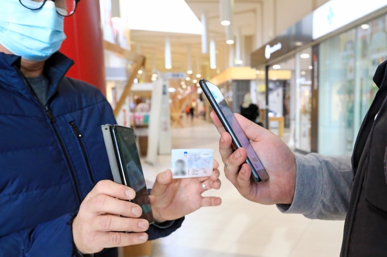 Tisti, ki imajo okužbo s koronavirusom potrjeno le s hitrim testom, bodo lahko potrdilo o prebolevnosti uporabljali le v Sloveniji, za prehod meje pa ne. 
