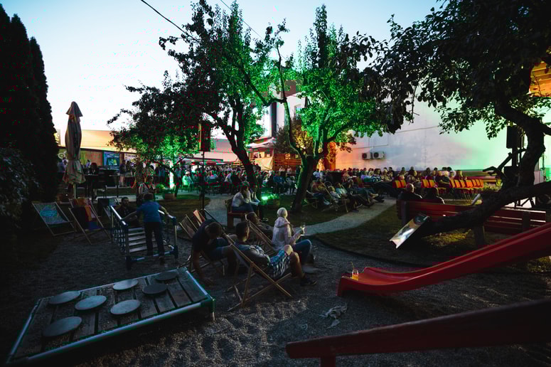 Glavna fotografija članka:Večer smeha z Vidom in Adijevimi toplimi refreni