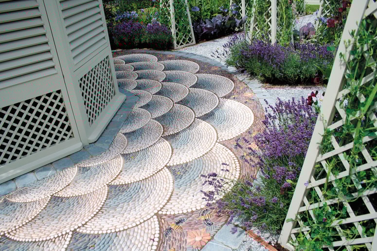 Glavna fotografija članka:(FOTO) Polepšajte vrt z mozaikom iz kamenčkov