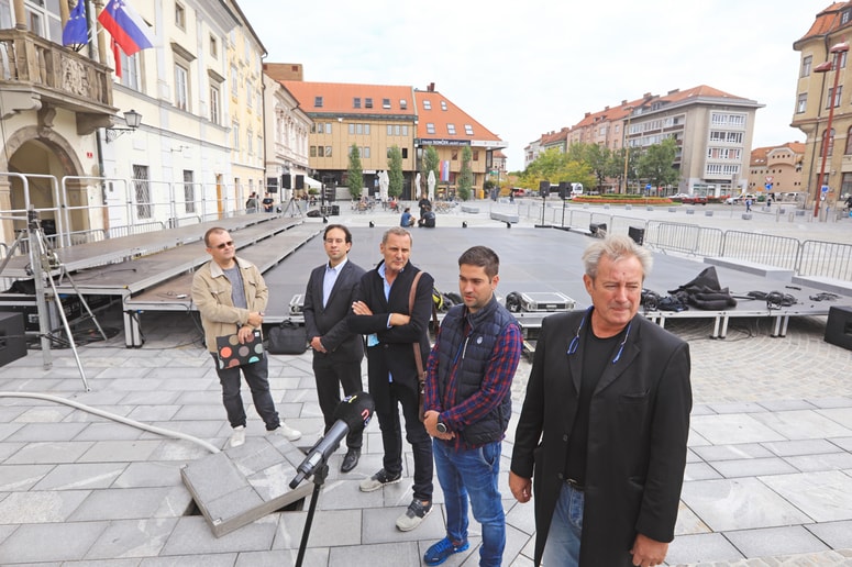 Oder se že pripravlja, da bo nared za četrtkov operni spektakel. Čudovit dogodek bo, vabijo Alen Kavčič, Simon Krečič, Danilo Rošker, Vladimir Rukavina in Mitja Špes. 