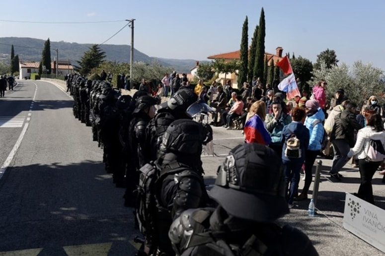 Glavna fotografija članka:(FOTO) Glasno negodovanje ob prihodu Janše v Marezige, ta sporoča: "Ne pustite se ustrahovati, pojdite na volitve"