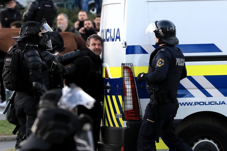Glavna fotografija članka:Med protestom neznanci proti policijskemu helikopterju usmerili laserski žarek, policist utrpel poškodbe očesa