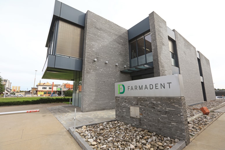 Farmadent izhaja iz Mariborskih lekarn Maribor, kjer je bil organizacijska enota, nato pa je leta 2000 postal samostojna gospodarska družba.