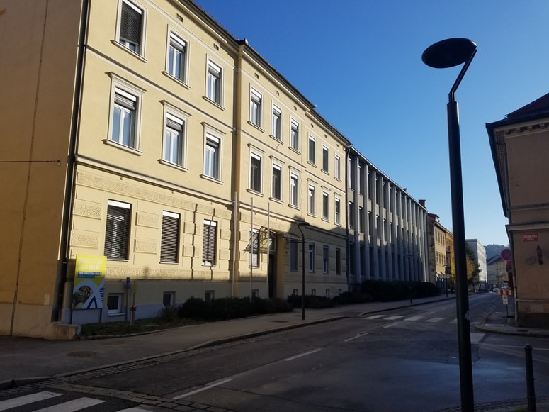 Poslopje nekdanje ekonomske šole je končno v lasti občine. 