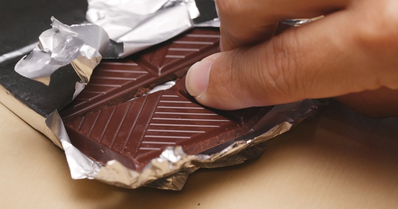 Mnogi se zvečer radi posladkajo s čokolado, a pri tem pozabijo, da ta vsebuje kofein.