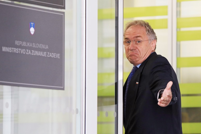 Glavna fotografija članka:Hojs na Obali kupil parcelo po ugodni ceni, zanika, da bi mu pri nakupu pomagal Popovič