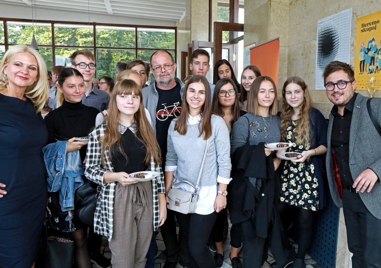 Dobitnik lanske večernice Andrej E. Skubic (na sredini), odgovorni urednik Večera Matija Stepišnik (desno) in voditeljica podelitev večernice Norma Bale (levo) z mladimi bralci 