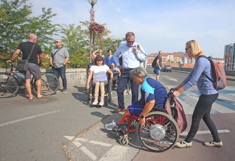 Klančina je sicer narejena, a da je za invalide na vozičku naklon prevelik, se je prepričal tudi podžupan Samo Peter Medved.