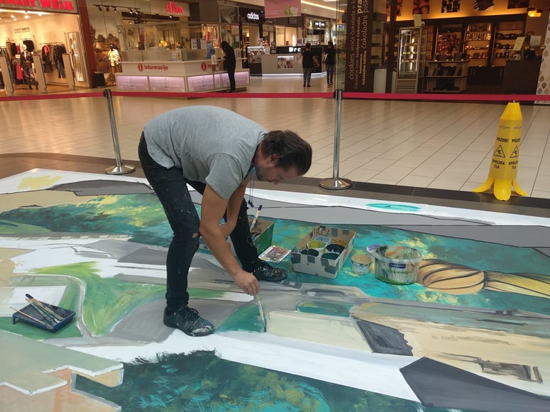 Slikar Filip Mrvelj med ustvarjanjem 3D-podobe