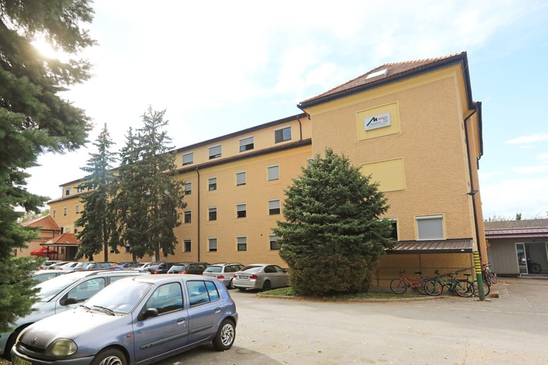 V enem od stanovanj samskega doma v Štrekljevi ulici je prijavljenih več kot 150 oseb. 