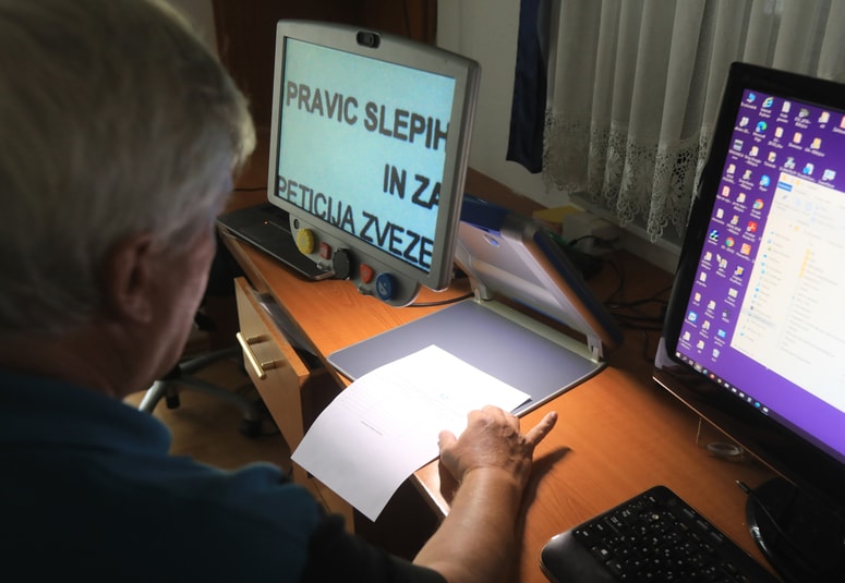 S povečavo lahko slabovidni z minimalnim ostankom vida berejo in na računalniku delajo karkoli. 