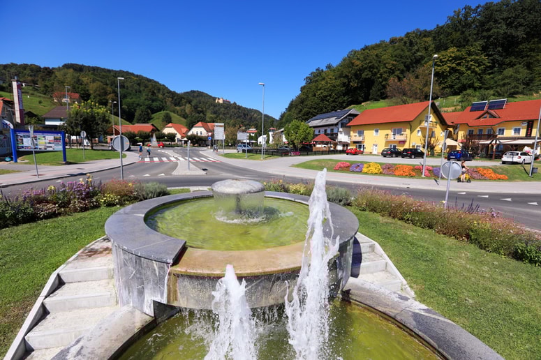 "Mi plačujemo več kot 800 odstotkov dražjo elektriko, kot smo jo spomladi. Prej smo denimo z dvorano na letni ravni imeli 40 tisoč evrov stroškov, sedaj imamo zgolj na mesečni ravni 32 tisoč evrov stroškov," izpostavlja župan Podčetrtka Peter Misja. 