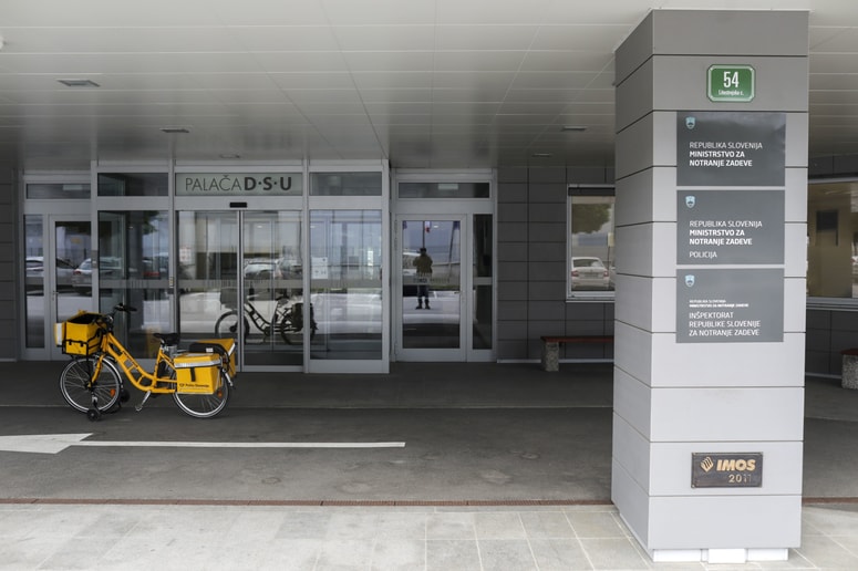 Glavna fotografija članka:Notranje ministrstvo za dobre 4 milijone evrov najelo 40 specialno kombiniranih vozil 