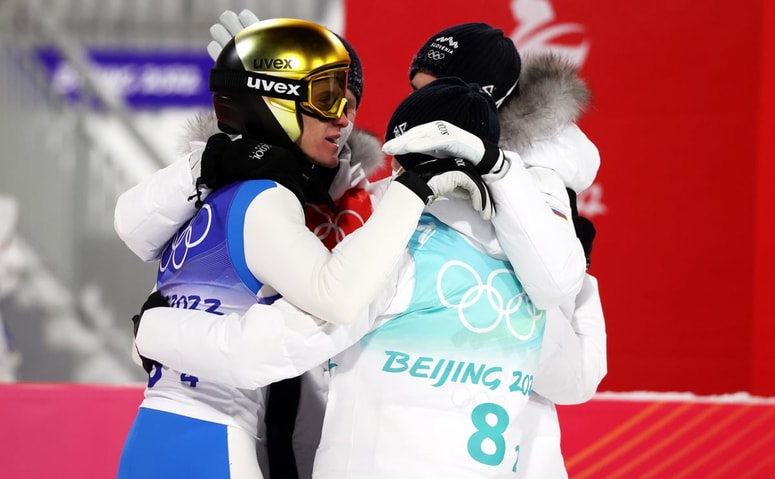 Slovenski skakalci so se razveselili srebrne medalje na ekipni tekmi. 