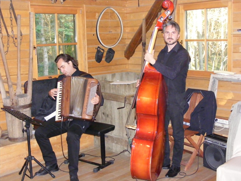 Boštjan Baša v duetu z Luko Ščavničarjem na prireditvi na Otoku ljubezni v Ižakovcih 