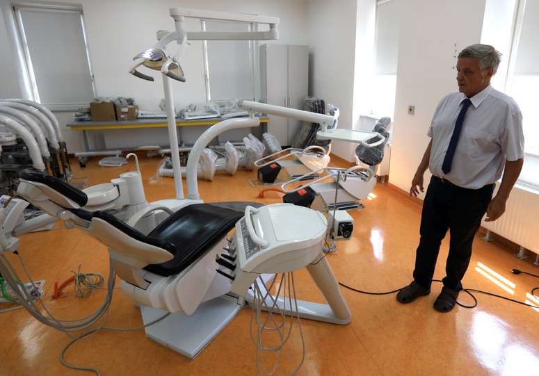 Ivan Krajnc, dekan mariborske medicinske fakultete, pravi, da so za študij stomatologije pripravljeni. Stoli in aparati za vrtanje zob že čakajo. 