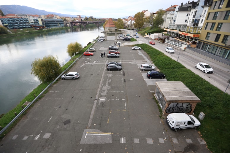 Parkirišče z zapornico v Loški ulici je eno od štirih, ki jih v upravljanje in vzdrževanje prevzema Marprom.
