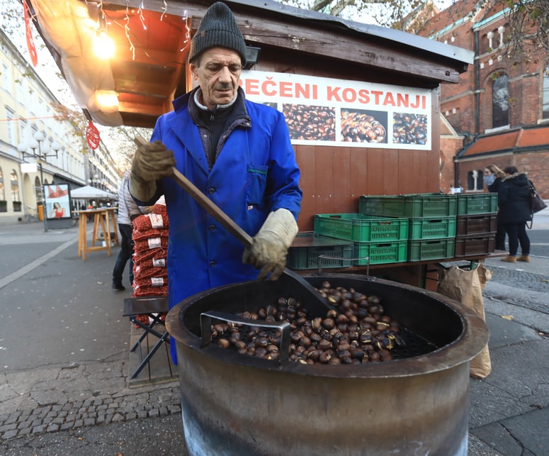 Na Trgu svobode že diši po pečenih kostanjih