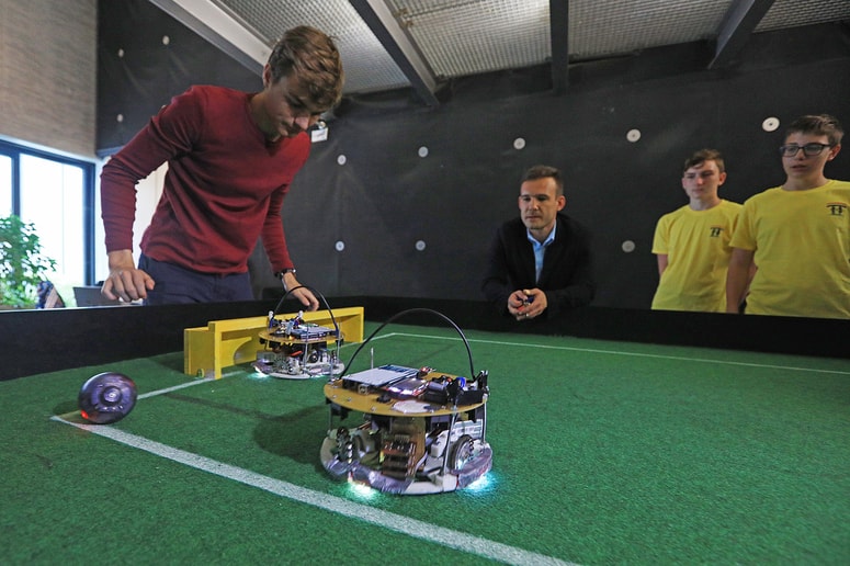 Glavna fotografija članka:(FOTO in VIDEO) Robot mora slediti črni črti? Nič težjega kot to