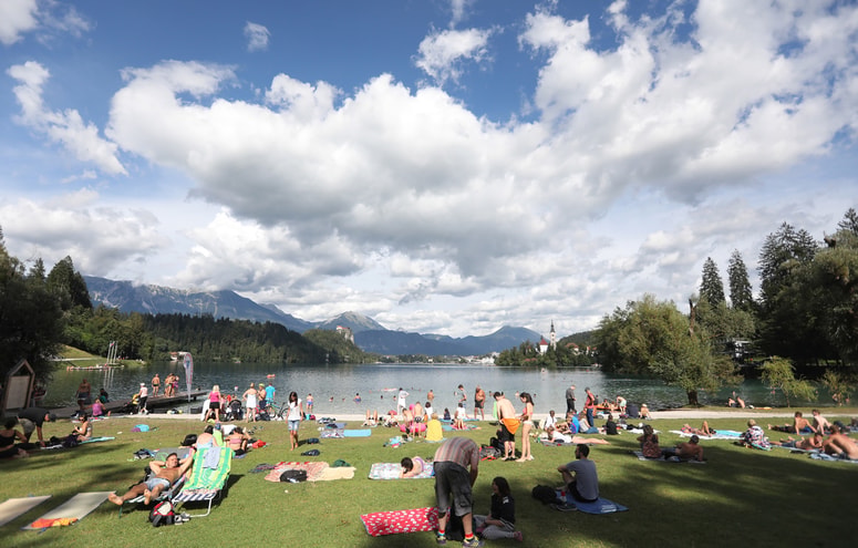 Na Bledu je turistična sezona vse leto. Gostov je vse več, turistični delavci pa so pogosto na robu izgorelosti in svojih zmožnosti. 
