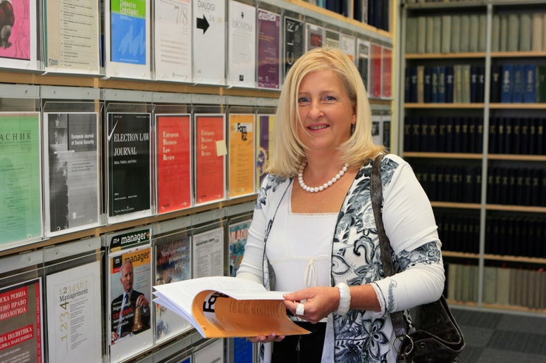 Obseg dela s študenti je bil konec lanskega leta enormen, pravijo na PF, ki jo vodi dr. Vesna Rijavec. Primerjave z drugimi fakultetami pokažejo, da se je na drugih fakultetah delo z zaključnimi deli res razdelilo med več mentorjev. 