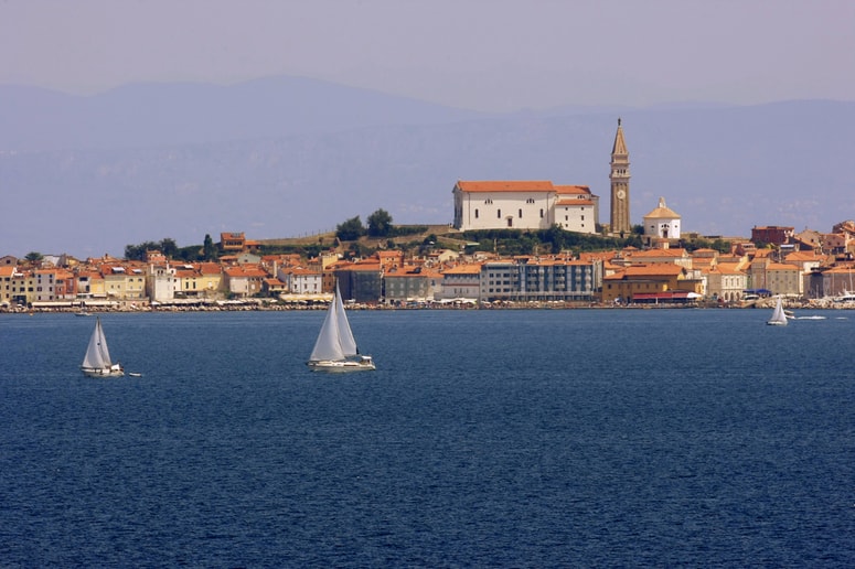 Glavna fotografija članka:(VPRAŠANJA in ODGOVORI) Turistični boni: Ali lahko s svojim bonom plačam namestitev za več ljudi? Kaj potrebujem za prenos bona?