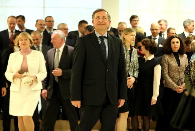 Zunanji minister Karl Erjavec v začetku januarja na Brdu pri Kranju. V torek je izraelskemu ambasadorju Eyalu Seli pojasnil postopek slovenskega priznanja Palestine. 